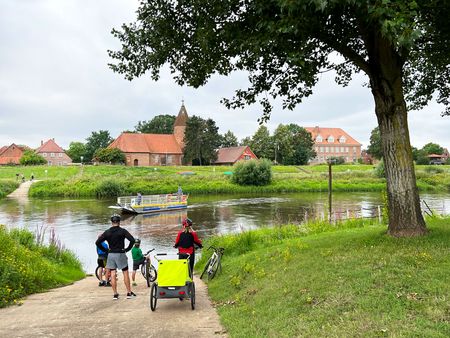 Radfahrer an der Fähre Otersen-Westen