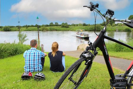 Radfahrer an der Fähre