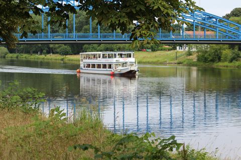 Ein Weserschiff fährt unter einer Brücke hindurch