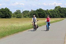 Radfahrer auf dem Weser-Radweg