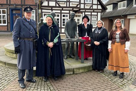 Nienburger Stadtführer im Gewand am Spargelbrunnen