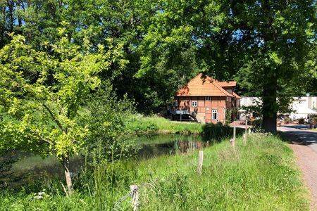 Gebäude der ehemaligen Wassermühle im Grünen gelegen