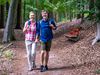 Ein Pärchen wandert durch den Wald